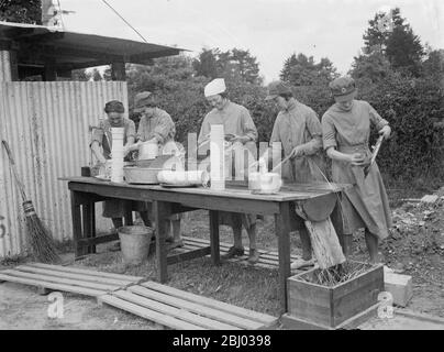 L'esercito territoriale assume nel campo di Chichester , Sussex . - il lavaggio . - 1939 Foto Stock