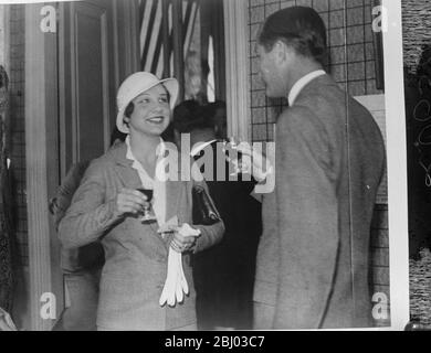 Helen Wills beve un toast . - la signora Helen Wills Moody, la Regina del tennis americano, che è regolarmente spettatrice alle partite della Coppa Davis di Parigi, bevendo un brindisi con il signor Lawrence Baker del Comitato della Coppa Davis di Parigi. - la signora Helen Wills Moody beve il pane tostato con il signor Lawrence Brady . - 30 luglio 1932 Foto Stock