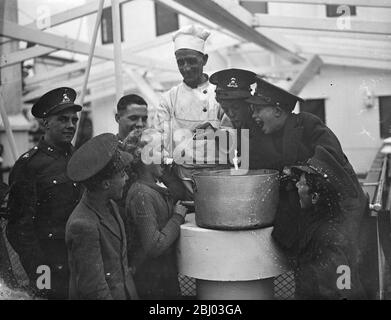 Lancashire fusiliers per trascorrere Natale a galla - budini come consolazione . - assapori il budino di Natale a bordo del Dorsetshire a Southampton . - 12 dicembre 1935 Foto Stock