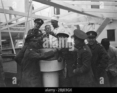 Lancashire fusiliers per trascorrere Natale a galla - budini come consolazione . - assapori il budino di Natale a bordo del Dorsetshire a Southampton . - 12 dicembre 1935 Foto Stock