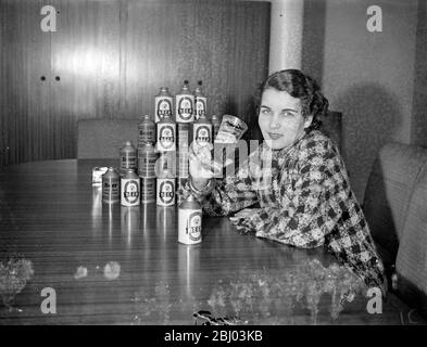 La birra in scatola prenderà meno spazio in Derby Day Hamps - Plan to Oust Bottles . - la birra in scatola è di fare la sua comparsa in derby Day Hamppers . I nuovi contenitori , che si spera saranno presto popolari in Inghilterra , si dice abbiano molti vantaggi rispetto alle bottiglie di vetro ma non influenzino in alcun modo il sapore della birra . Rispetto alla birra in bottiglia, la birra in scatola, quando viene presa in viaggio, risparmia circa il 35% nello spazio e circa il 40% in peso. La lattina viene laccata all'interno , e quindi trattata con un velo di cera che impedisce il contatto della birra con il metallo . Quattro birrifici hanno adottato finora t Foto Stock