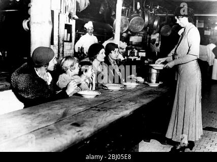 Eleanor Roosevelt serve zuppa ai disoccupati al Grand Central restunt di New York. 13 dicembre 1932 Foto Stock