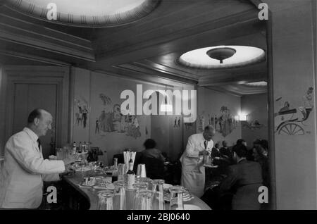 Il Ritz Hotel, Piccadilly, Londra. In uno dei grandi hotel di Londra, il Rivoli cocktail Bar di fronte a Piccadilly fu aperto durante la guerra. Uno dei primi baristi era il famoso Harry of Harry's New York Bar Paris, che era stato espropriato dall'occupazione tedesca. Negli anni '50, quando questa foto è stata scattata, i cocktail variavano nel prezzo da 3/6 a 8 per un cocktail di champagne. - Foto Stock