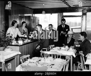 Baronessa Poppy Hedwig von Trebbnitz (a sinistra) e Miss Grace Corwell dietro il banco e Sir Charles Burdett prendere ordini al ristorante. - - 29 giugno 1932 - - Sir Charles Burdett e Baronessa Poppy Hedwig von Trebbnitz gestiscono il ristorante della città - insieme alla signorina Grace Corwell che era per quattro anni un V.A.D. e fu decorata durante la guerra. Ristorante a Bride Lane, Fleeet Street, Londra Foto Stock