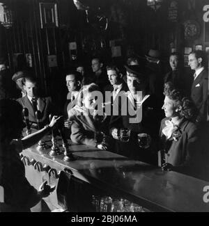 Scene in Wapping Pub - Prospect of Whitby - The Prospect of Whitby è un famoso nome per un pub. Il pub più famoso di questo nome si trova sulle rive del Tamigi a Wapping, nell'East End di Londra. Risalente intorno al 1520, era precedentemente conosciuta come la Devil's Tavern. In passato era un luogo di incontro per contrabbandieri, tagliatoie e passerelle. Più tardi, divenne la struttura di scelta del giudice hanging Jeffreys, il flagello della rivolta di Monmouth. La storia ha che i criminali sarebbero legati fino ai posti a bassa marea e che sarebbero stati lasciati lì per annegare quando la marea è venuto. Foto Stock