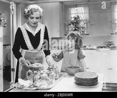 Shirley Jane Temple (23 aprile 1928) è un'attrice vincitrice dell'Academy Award, famosa per essere un'iconica attore statunitense degli anni trenta, anche se è anche notevole per la sua carriera diplomatica come adulto. Dopo essere salita alla fama all'età di sei anni con la sua performance rivoluzionaria in occhi luminosi nel 1934, Ha recitato in una serie di film di grande successo che ha vinto la sua diffusa adulazione pubblica e la ha vista diventare la stella top grossing presso il box-Office americano durante l'altezza della depressione. Negli anni '40 andò a star nei film come giovane adulto. In vita successiva, divenne un'unità Foto Stock