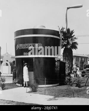 In una città di case di incubo. - UNA nuova foto di Los Angeles che mostra un gelateria conosciuto come il ' Congelatore ' costruito come uno . - 17 maggio 1928 Foto Stock