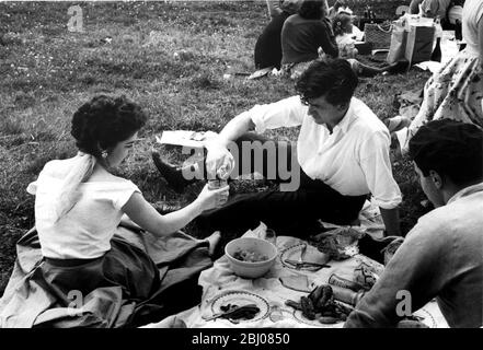 Picnic in California, Berkshire, in occasione della colonia italiana di Londra. 1954 - Scampanata, il grande pic-nic annuale dei Mazzini, Garribaldi Club, tenutosi in California, Berks. Oltre 500 italiani della Little Italy di Londra hanno partecipato al picnic. - Foto Stock