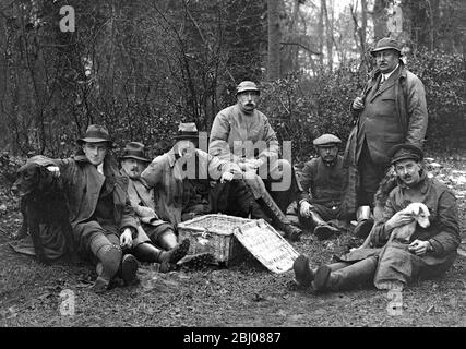 Festa di tiro in una tenuta di campagna a Norfolk - pranzo nel bosco. - 19 gennaio 1918 Foto Stock