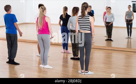 Happy young teen ballerini di esercitare nella sala da ballo Foto Stock