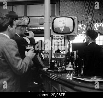 IL PRESIDENTE AMERICANO DEGLI STATI UNITI JOHN F KENNEDY IN TELEVISIONE IN UN PUB A LONDRA / ; - 23 LUGLIO 1962 Foto Stock