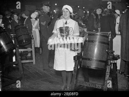 Miss Rosa Hancock , campione Dairymaid alle Royal Agricultural Halls , Islington , Londra , con il suo burro e il suo trofeo . - 1931 Foto Stock