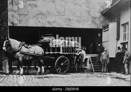 I lavoratori birrifici con un dry del birraio prendono una pausa dal lavoro per un ritratto alla distilleria della Banca del Tamigi in Grosvenor Road, Millbank, Londra, Inghilterra. c.1870 - Foto Stock