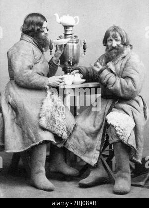 Tè russo dal samovar - carta-de-visite fotografia, c1860. Foto Stock