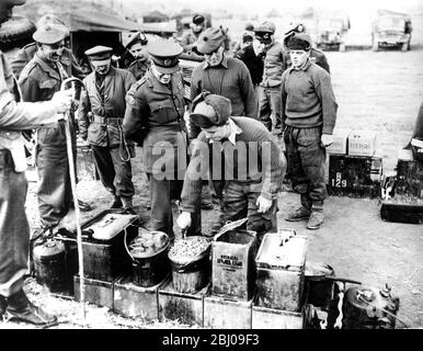 Il generale Robertson ispeziona la cucina , mentre le truppe britanniche si preparano per un Natale in prima linea in Corea . - 22 dicembre 1950 Foto Stock