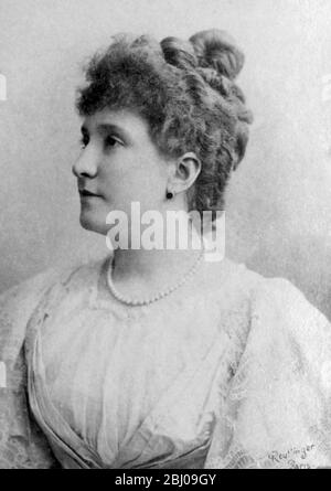 Dame Nellie Melba, GBE (19 maggio 1860 o 61 - 23 febbraio 1931), nato Helen Porter Mitchell, leggendario soprano lirico australiano e probabilmente il più famoso di tutti i soprani, è stato il primo australiano a raggiungere il riconoscimento internazionale in questa forma. Uno dei primi animatori a diventare un DBE nel 1918. Peach Melba è stato chiamato dopo di lei e creato da Auguste Escoffier al Savoy Hotel di Londra per Dame Nellie Melba che vi abitava per un certo periodo. - Melba Toast è stato creato anche da Auguste Escoffier al Savoy Hotel di Londra quando Dame Nellie Melba ha avuto un periodo di malattia mentre viveva Foto Stock