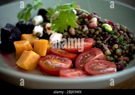 Insalata di barbabietole con formaggio di capra Foto stock - Alamy