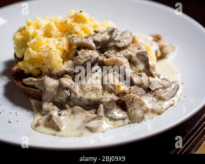 Funghi porcini selvaggi (cep) su toast senza glutine Foto Stock