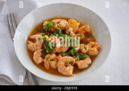 Piatto semplice di scampi grandi saltate in padella con aglio e Thai peperoncino dolce salsa di immersione cosparsi di coriandolo Foto Stock