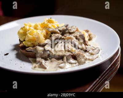 Funghi porcini selvaggi (cep) su toast senza glutine Foto Stock