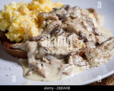 Funghi porcini selvaggi (cep) su toast senza glutine Foto Stock