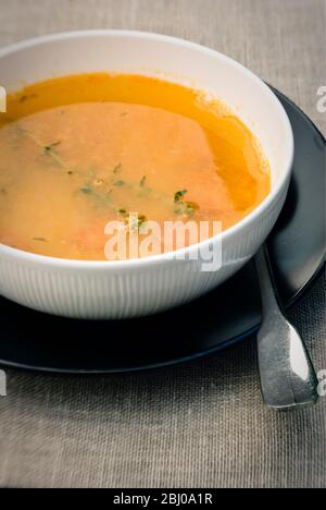 zuppa di piselli gialli con carote e timo fresco Foto Stock