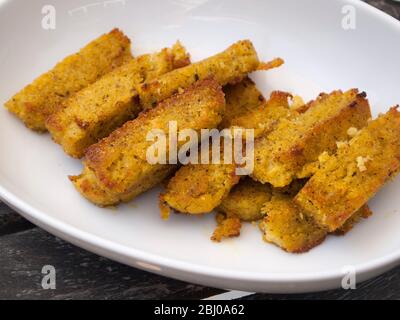 Polenta fatta in dita come accompagnamento di verdure arrostite e agnello Foto Stock