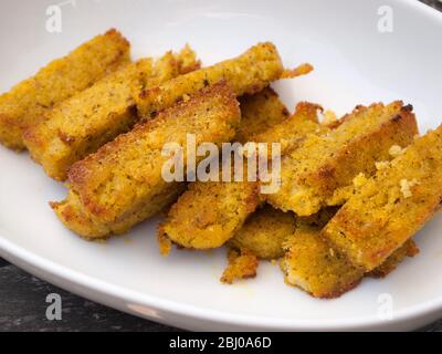 Polenta fatta in dita come accompagnamento di verdure arrostite e agnello Foto Stock