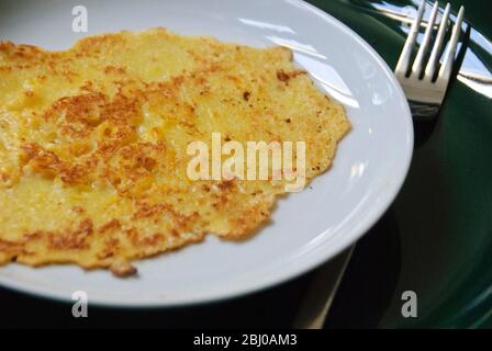 Pancake di mais messicano su piatto bianco - Foto Stock