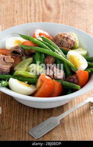 Salata classica Nicoise: Tonno, fagioli verdi, olive, uova sode, - Foto Stock