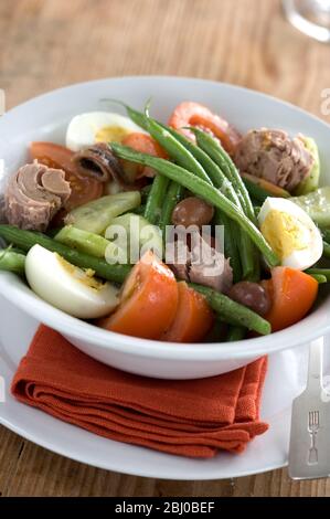 Salata classica Nicoise: Tonno, fagioli verdi, olive, uova sode, - Foto Stock