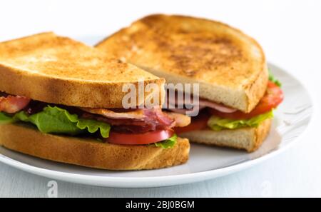 Sandwich BLT, Bacon lattuga e pomodoro su pane bianco tostato. - Foto Stock