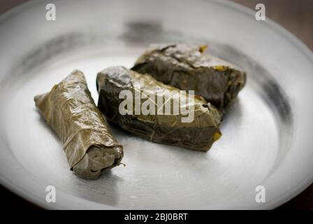 Dolmades greco ripieni di maiale e riso in foglie di vite - Foto Stock