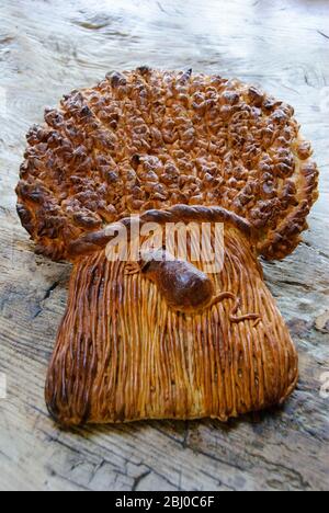 Focaccia decorativa a forma di guaine di grano con topo per festa di raccolta - Foto Stock