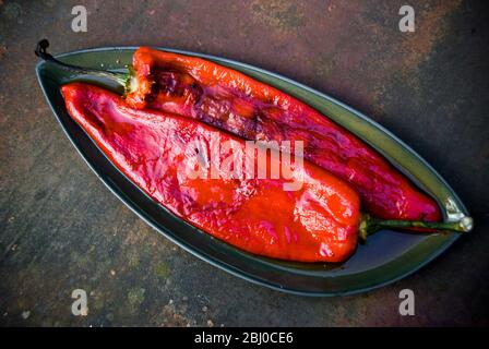 Peperoni rossi alla griglia con bucce vescicate rimosse - Foto Stock