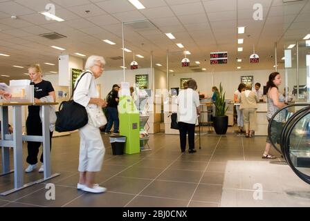 Interno della banca a Gothenburg, Svezia con clienti tipici. - Foto Stock