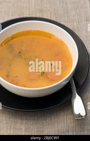 Ciotola di zuppa scaldante fatta di piselli scortecci gialli, brodo buono, pezzi di salsiccia di chorizo e rametti di timo - Foto Stock