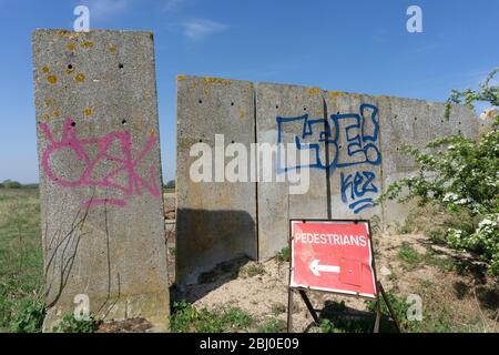 Trumpington prati in piedi pietre graffiti segno pedonale gap Foto Stock