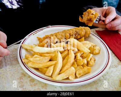 Fritto profondo, in rovina, salsiccia e patatine, che vengono consumate in un caffè inglese - Foto Stock