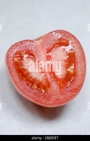 Pomodoro rosso a metà - Foto Stock