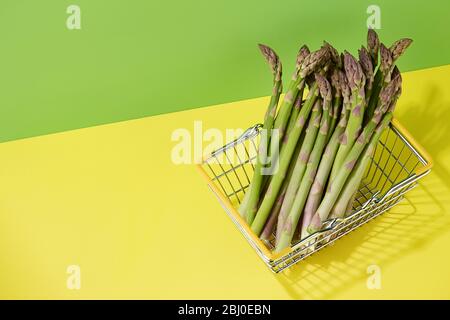 Asparagi verdi freschi nel cestino della spesa, prodotti alimentari di verdure primaverili e concetto di mercato alimentare Foto Stock