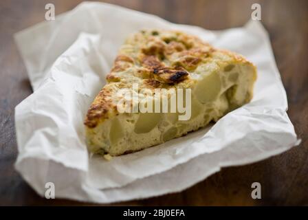 Tortilla di patate - - 250g di patate cotte (ancora ferma) - 1 cipolla, tagliata a fette - 1 spicchio d'aglio, sbucciato e tritato - 2-3 cucchiai di olio d'oliva - 4 uova - sale e frittura Foto Stock