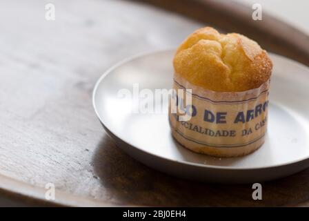 Dolce classico tipo muffin portoghese a base di riso in carta su piastra metallica, con tazza di caffè nero - Foto Stock