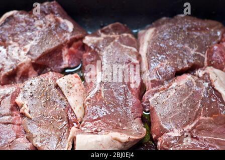 Pezzi di bistecca di rump marinati in olio d'oliva, vino rosso e pepe nero - Foto Stock