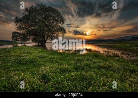 Magnifico tramonto estivo alla Diga di Zhrebchevo, Bulgaria Foto Stock