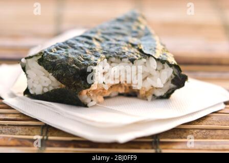 Spuntino giapponese a pranzo di riso e salmone avvolto in alghe - Foto Stock