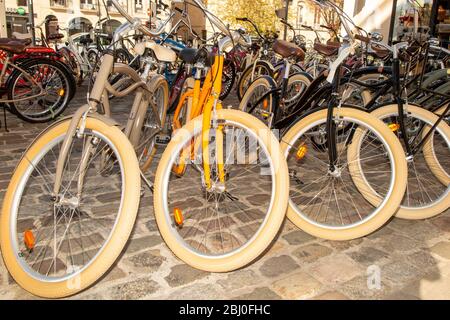Bordeaux , Aquitaine / Francia - 04 15 2020 : fila parcheggiata lotto di noi biciclette Beach Cruiser sul parcheggio del centro città Foto Stock