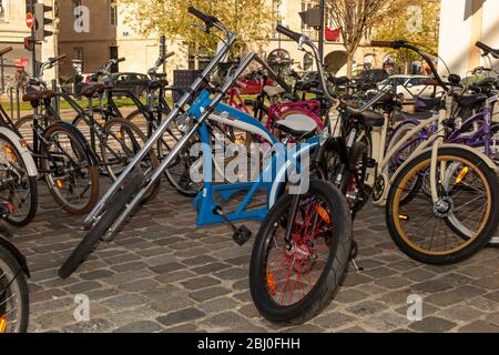 Bordeaux , Aquitaine / Francia - 04 15 2020 : molti di noi bici Cruiser bici da spiaggia parcheggiata su strada della città Foto Stock
