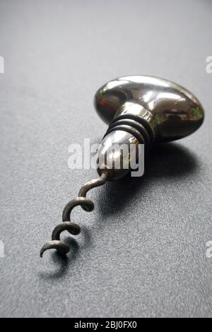 Cavatappi placcati in argento che funge da tappo - Foto Stock