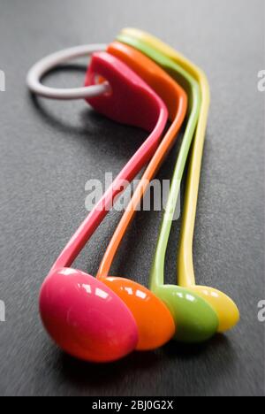 Set di misurini in plastica melaminica dai colori vivaci - Foto Stock